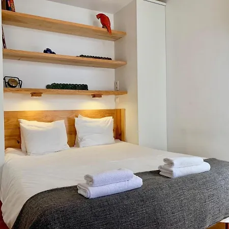 Sunny In Town With Terrace 아파트